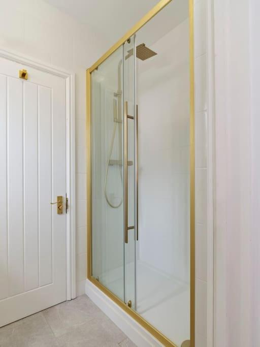 Rofennie Suite -Luxury Ensuite Room! Maidstone Exterior foto